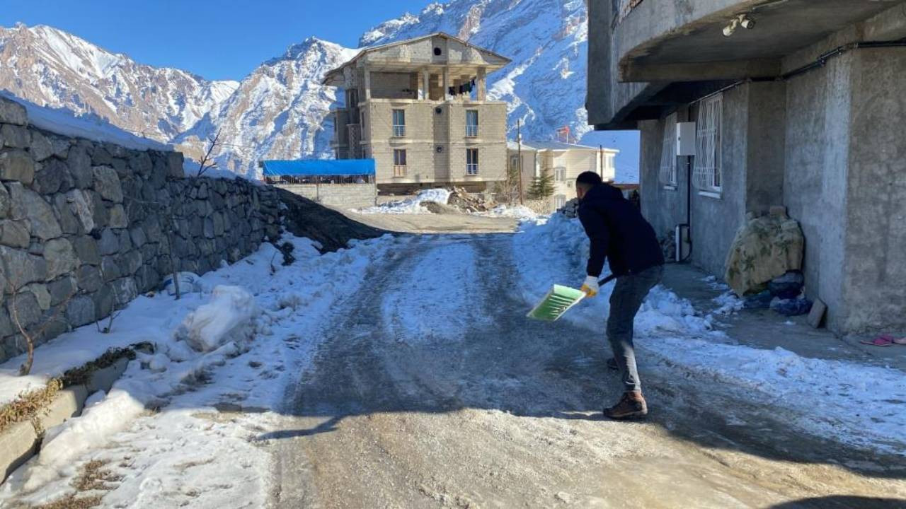 Hakkari’de Sibirya soğukları: Belediye buz mesaisinde